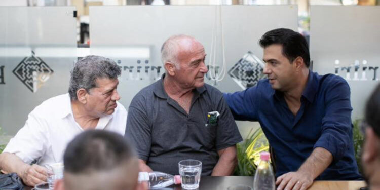 FOTO/ Basha vijon takimet derë më derë me qytetarët: PD, alternativa ndryshe!