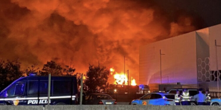 Dyshimet, çfarë e shkaktoi zjarrin që po shkrumbon fabrikën e bojës?