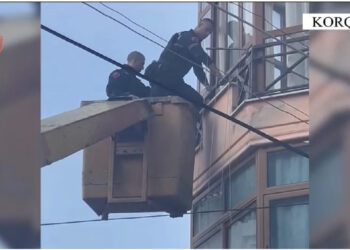 I vuri zjarrin makinës dhe u mbyll brenda! Policia futet me vinç nga dritarja