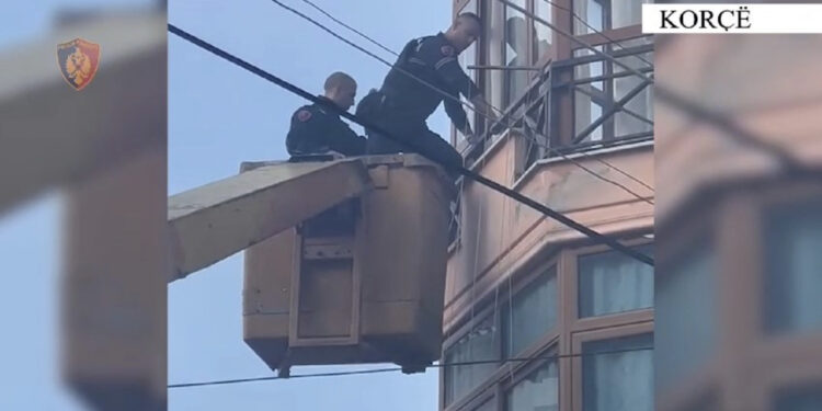 I vuri zjarrin makinës dhe u mbyll brenda! Policia futet me vinç nga dritarja