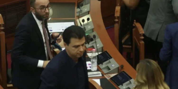 Debati pa mikrofonë/ ‘Po dil fol si kryetar grupi ti’, Bardhi-Bashës: Nuk jam hipokrit si ti që të qesh