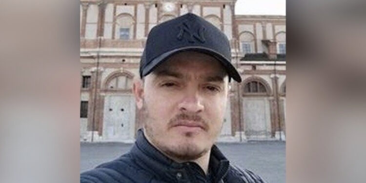 Vrau këngëtarin e njohur për një vajzë! Kush është i riu që u kap me fishek në “gojë”?