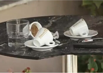 FOTO/ Kafja e fundit që s’u pi kurrë! Plumbat i morën jetën, thyen tavolinën dhe filxhanët