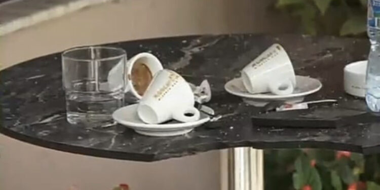 FOTO/ Kafja e fundit që s’u pi kurrë! Plumbat i morën jetën, thyen tavolinën dhe filxhanët