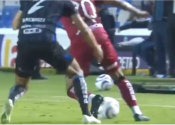 VIDEO/ I futi gishtin në b*** kundërshtarit, arbitri i jep karton të kuq! Komentatorët “shkrihen gazit”