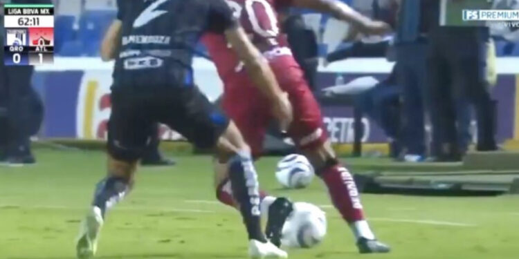 VIDEO/ I futi gishtin në b*** kundërshtarit, arbitri i jep karton të kuq! Komentatorët “shkrihen gazit”