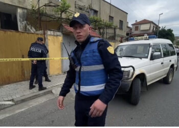 FOTO/ Shenjat e plumbave në këmbë dhe trup! Trupi i pajetë i viktimës transferohet në morg