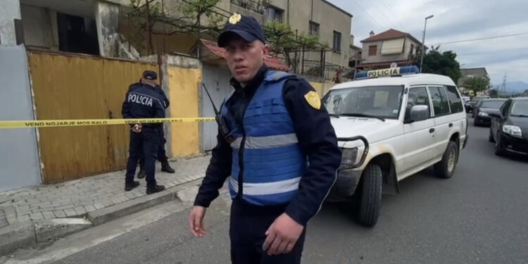 FOTO/ Shenjat e plumbave në këmbë dhe trup! Trupi i pajetë i viktimës transferohet në morg