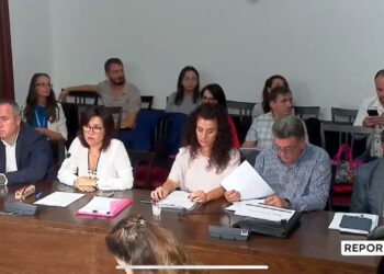 Ministria e Financave mashtron komisionin e ekonomisë, Arjona Bellon e larguar 3 muaj më parë e prezantojnë si përgjegjëse juridike