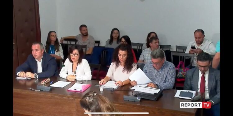 Ministria e Financave mashtron komisionin e ekonomisë, Arjona Bellon e larguar 3 muaj më parë e prezantojnë si përgjegjëse juridike