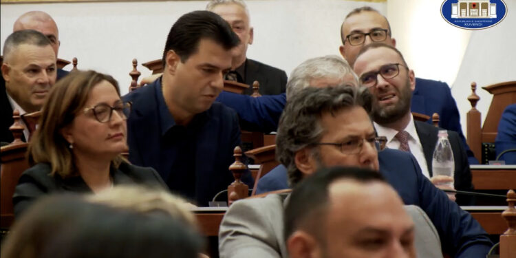 VIDEO-E PLOTË/ Gjithçka që ndodhi mes Bardhit e Bashës! Debat, ironi dhe të qeshura!