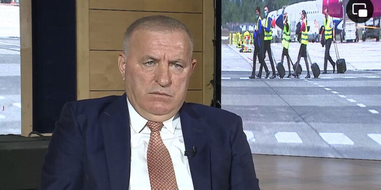 Nisin hetimet/ Shefqet Kastrati monopolizon taksitë në Rinas, nuk lejon taksi të të tjera të futen në aeroport