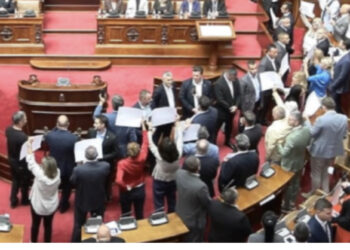 Deputetët serbë “kopjojnë” ata shqiptarë, opozita bllokon foltoren