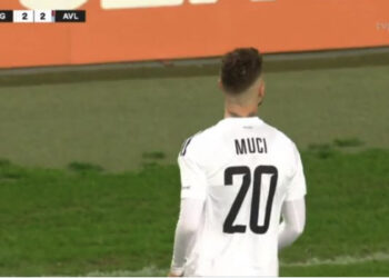 VIDEO/ EMOCIONUESE, 30 mijë polakë thërrasin në kor emrin e Ernest Muçit