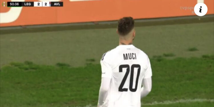 VIDEO/ EMOCIONUESE, 30 mijë polakë thërrasin në kor emrin e Ernest Muçit