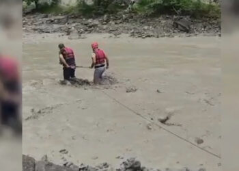 Stuhi dhe rrufe! Vërshon uji, bllokohen turistët në kanion