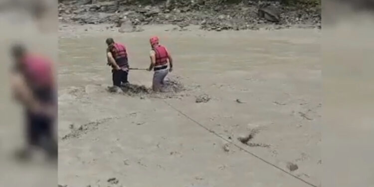 Stuhi dhe rrufe! Vërshon uji, bllokohen turistët në kanion