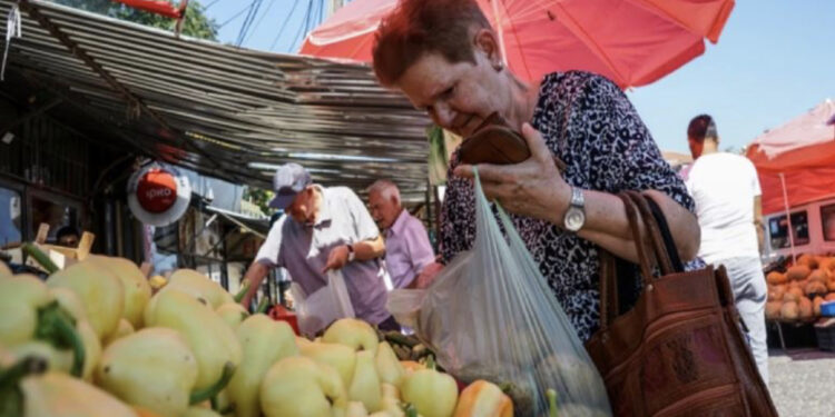 Çmimet rëndojnë më shumë te pensionistët; INSTAT: Kanë inflacion më të lartë se mesatarja