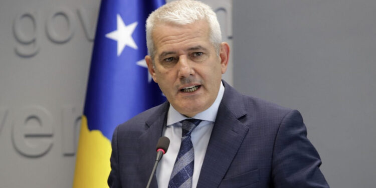 Kërcënohet me jetë ministri i brendshëm