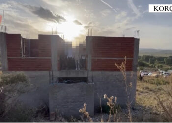 VIDEO/ “Duam 10 mijë Euro”! Kjo është shtëpia ku u morën peng 23 persona në Maliq