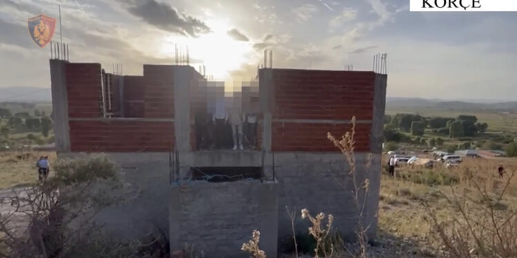 VIDEO/ “Duam 10 mijë Euro”! Kjo është shtëpia ku u morën peng 23 persona në Maliq