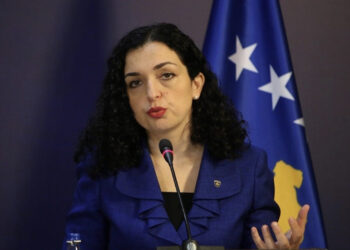 Vjosa Osmani reagon pas deklaratës së Macron për vizat: Gabim në përkthim