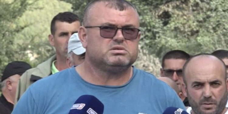 “Duam rrugë”! Protestë në Zall Herr: Ujin e mori Xhemal Qefalia, e çoi në Dajt