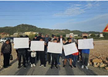 “Po na vrisni të ardhmen”, banorët e Bërxullës sërish në protestë, tentojnë të bllokojnë qarkullimin
