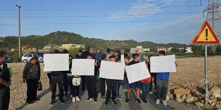 “Po na vrisni të ardhmen”, banorët e Bërxullës sërish në protestë, tentojnë të bllokojnë qarkullimin