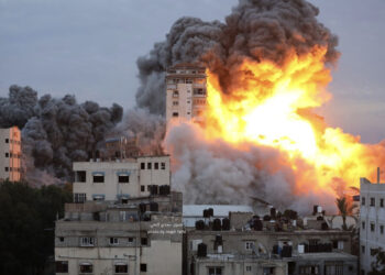 Flakë, pastaj shtëllungë e zezë tymi! Momenti kur Izraeli hedh në erë ndërtesën e lartë në Gaza 