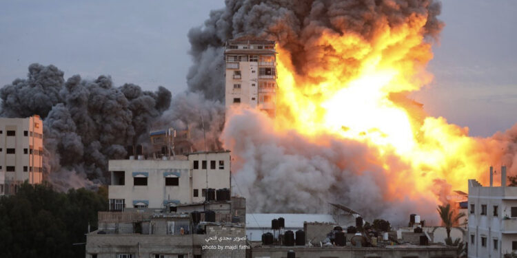 Flakë, pastaj shtëllungë e zezë tymi! Momenti kur Izraeli hedh në erë ndërtesën e lartë në Gaza
