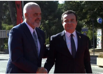 LIVE-Më në fund, Rama shtrëngon duart me Albin Kurtin