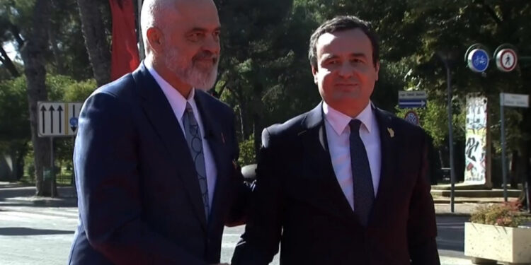 LIVE-Më në fund, Rama shtrëngon duart me Albin Kurtin