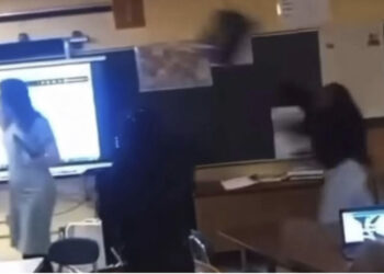 PAMJE TË RËNDA/ Studentja godet me karrige në kokë mësuesen, bie pa ndenja