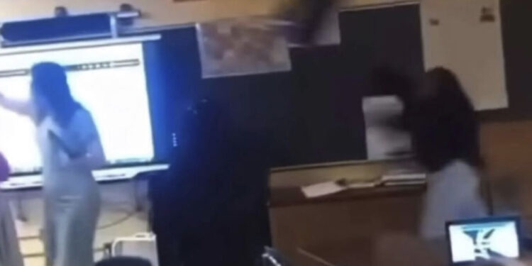 PAMJE TË RËNDA/ Studentja godet me karrige në kokë mësuesen, bie pa ndenja