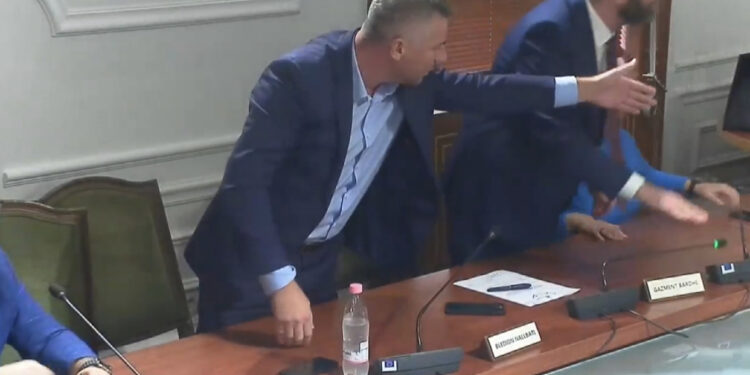 “O ti zonjë me jep fjalën…fundi, fundi…”! Nallbati kthen sërish “përmbys” Kuvendin