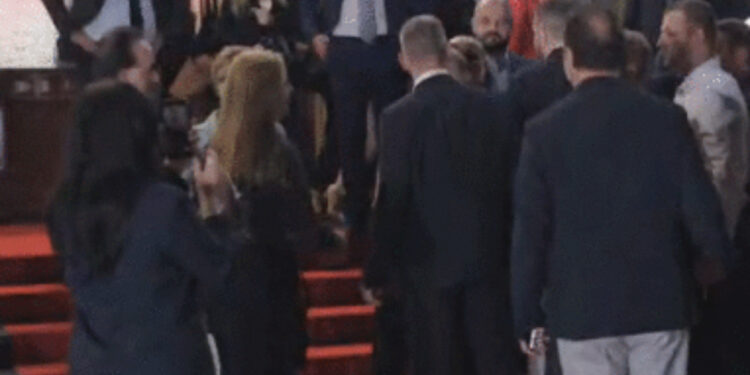 VIDEO/ Parlamenti u mbyll, por deputetët zihen edhe jashtë sallës