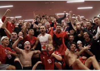 “Dush” me shampanjë dhe kërcënim mbi tavolina! Si festuan çunat e kombëtares?