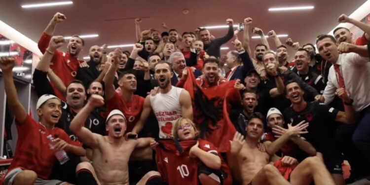 “Dush” me shampanjë dhe kërcënim mbi tavolina! Si festuan çunat e kombëtares?