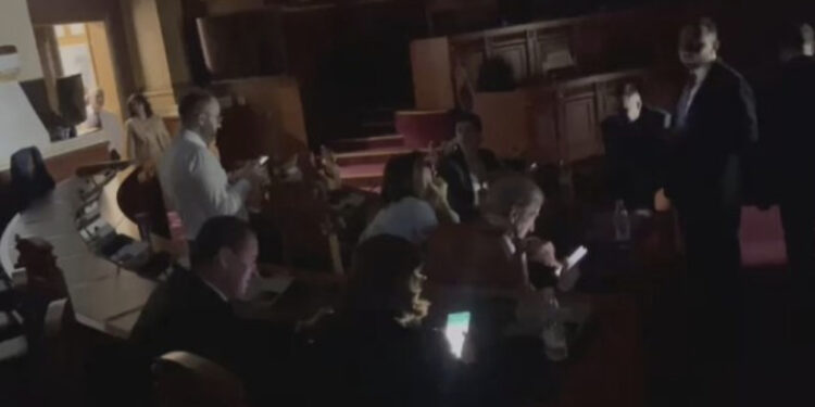 VIDEO/ Opozita “tremb” Ramën me këngën e Adem Jasharit në Kuvend