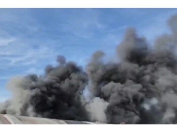 Merr zjarr fabrika e mobilerisë në Fier, zjarrfikësit në luftë me flakët