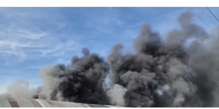 Merr zjarr fabrika e mobilerisë në Fier, zjarrfikësit në luftë me flakët