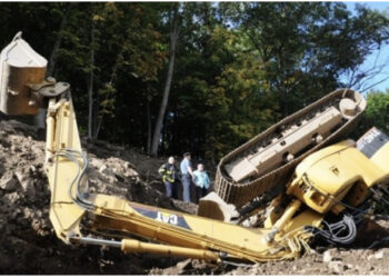 Po hapte rrugën! Ekskavatori bie në greminë, vdes drejtuesi në Shkodër