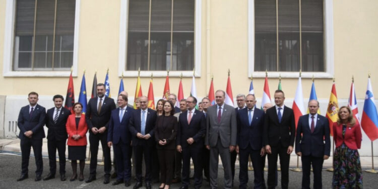 Ministri serb bojkoton foton familjare në Tiranë