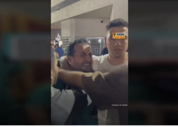 VIDEO/ Lot dhe dhimbje, mjeku gjen mes trupave të vdekur babanë dhe vëllanë