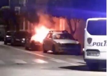 Përfshihet nga flakët makina e policit në Pogradec