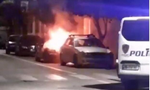 Përfshihet nga flakët makina e policit në Pogradec