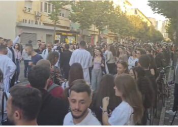 Studentët e Mjekësisë nuk heqin dorë, protestë para Ministrisë së Arsimit, bllokojnë qarkullimin e Rrugës së Durrësit