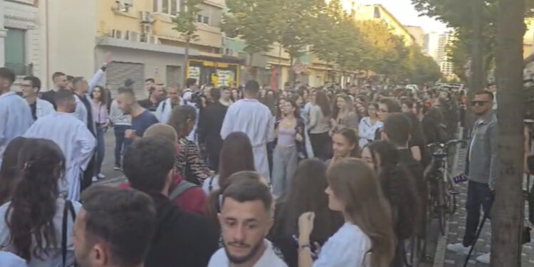 Studentët e Mjekësisë nuk heqin dorë, protestë para Ministrisë së Arsimit, bllokojnë qarkullimin e Rrugës së Durrësit