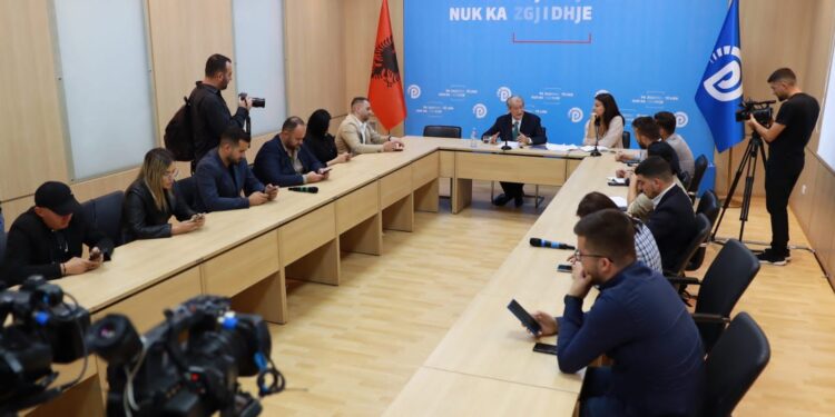 Berisha: Edvini dhe larot e tij skapistë aludojnë ndaj meje në mënyrë groteske se reformën e pronësisë e bëra për dhëndrin